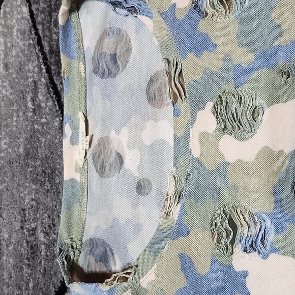 EASEL BOUTIQUE CAMO FACTORY DISTRESSED LONG-SLEEVED TOP - Picture 3 of 14